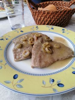 Una foto de Escalopines con aceitunas
