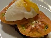 Una foto di avocado toast