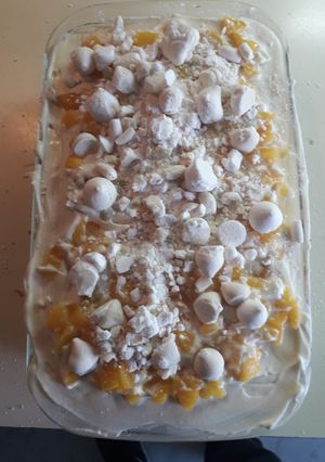 Una foto de Postre de durazno, vainilla, crema y merengue