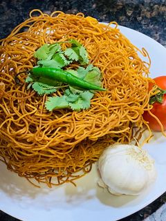 टमाटर लहसुन की सेव (tamatar lahsun ki sev recipe in Hindi) रेसिपी मुख्य फोटो