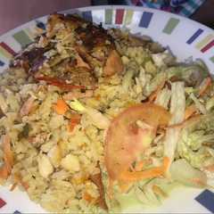 A picture of Arroz con pollo y ensalada.
