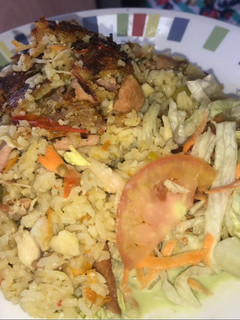 Una foto de Arroz con pollo y ensalada