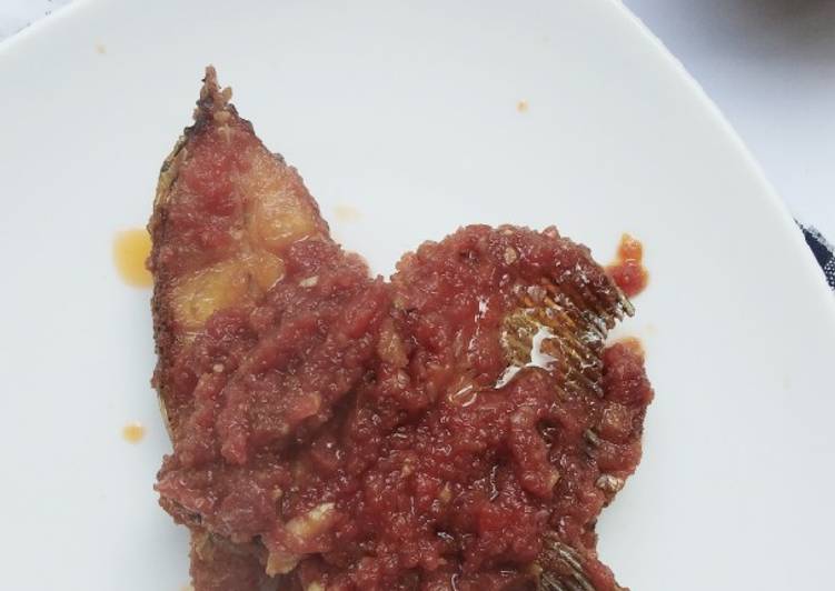 9. Ikan Gurame Goreng sambal Manis (menu anak)