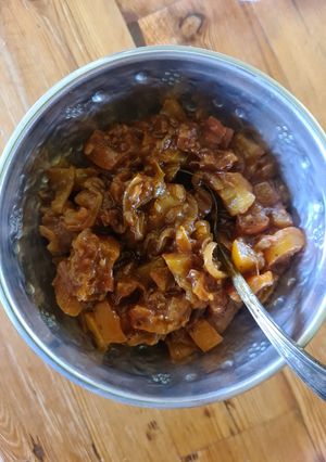 A picture of Tomato and onion relish.