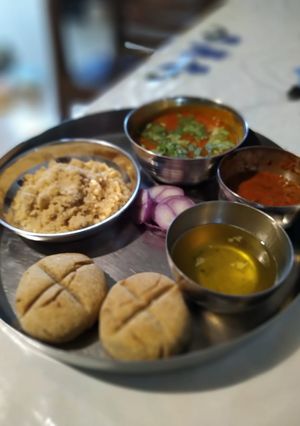 A picture of દાલ બાટી ચુરમુ.