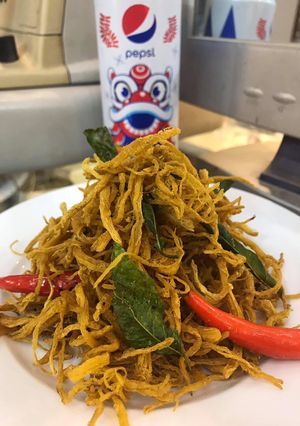 Hình của món Khô gà lá chanh.