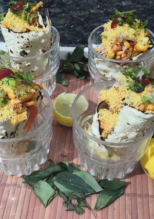 A picture of Papad cone chaat.
