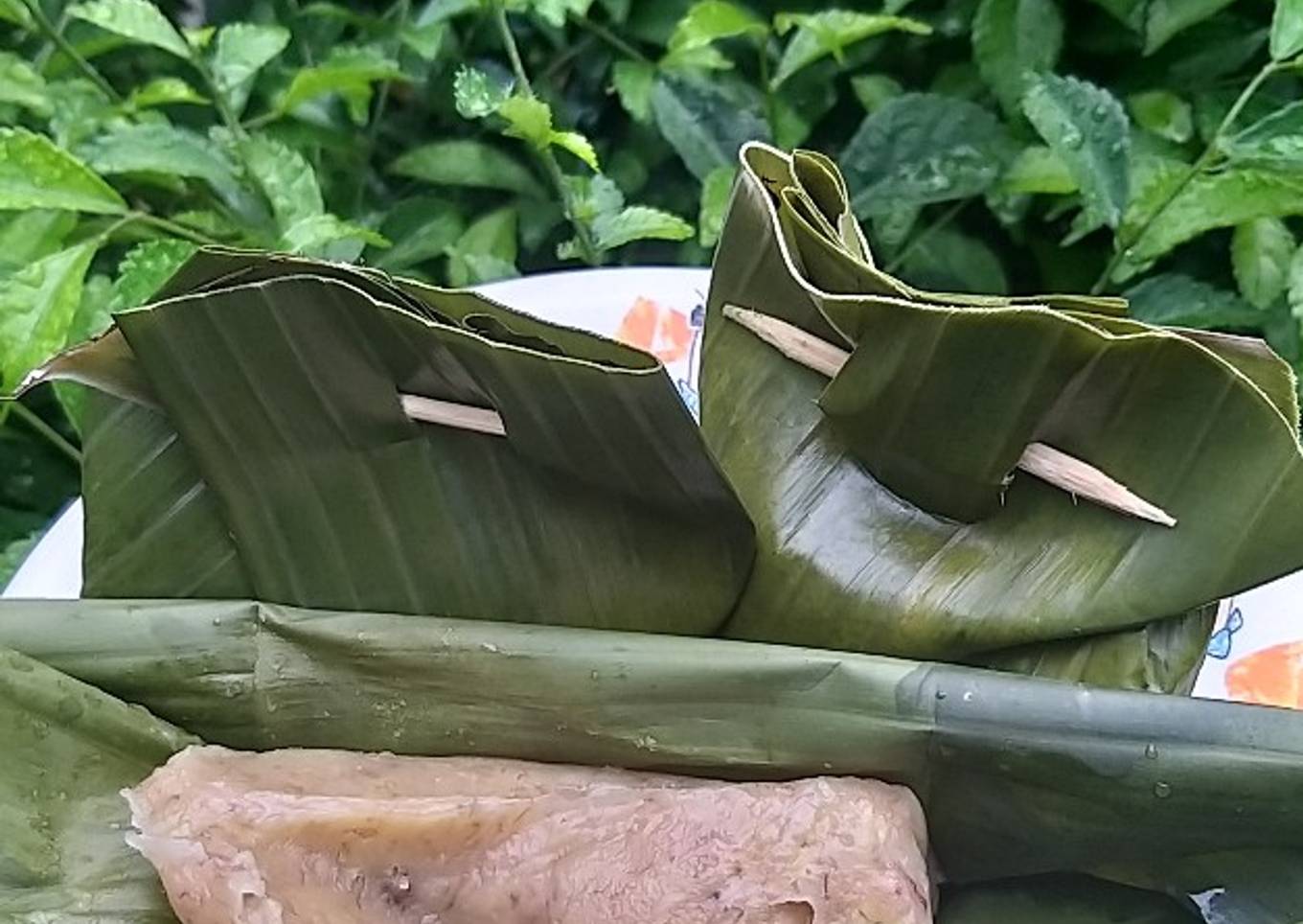 Kue pisang uli bungkus daun