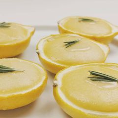 A picture of Lemon cake in real lemon (by Her Castillo).