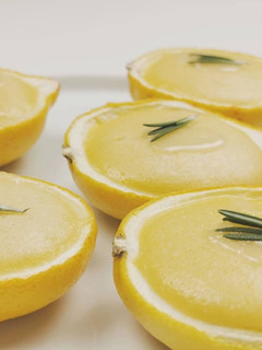 A picture of Lemon cake in real lemon (by Her Castillo).