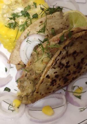 आलू रोटी रैप (Aloo roti wrap recipe in hindi) रेसिपी मुख्य फोटो