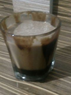 દાલગોના ચોકલેટ કોફી(Dalgona chocolate coffee recipe in Gujarati) રેસીપી મુખ્ય ફોટો