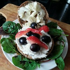 A picture of Sig's goats cheese and fruit burger.