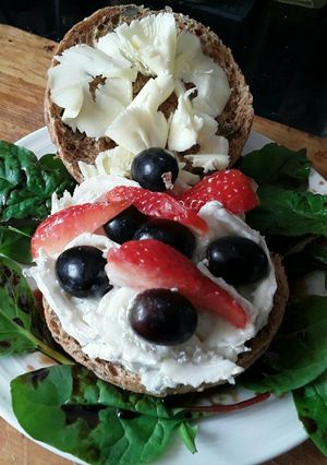 A picture of Sig's goats cheese and fruit burger.