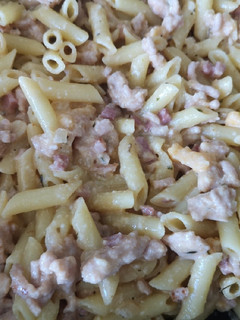 Una foto de Pasta con pollo a las hierbas provenzales y queso