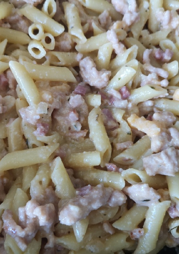 Una foto de Pasta con pollo a las hierbas provenzales y queso