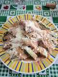Fideos rellenos de acelga, muzzarella y nuez, con salsa rosa