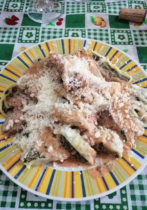 Una foto de Fideos rellenos de acelga, muzzarella y nuez, con salsa rosa