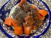 Una foto de papaya con yogurt