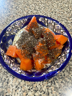 Una foto de Papaya con chía y yogurt