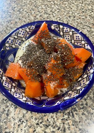 Una foto de Papaya con chía y yogurt