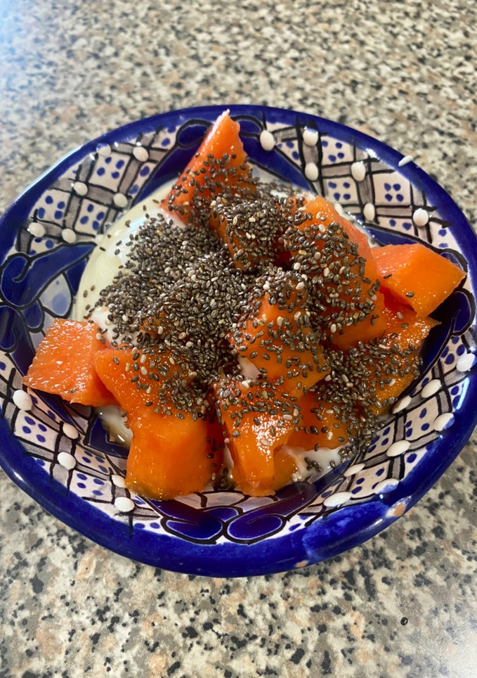 Una foto de Papaya con chía y yogurt
