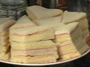 Una foto de sandwich de migas