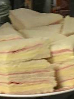 Una foto de Sándwich con pan de miga, jamón y queso