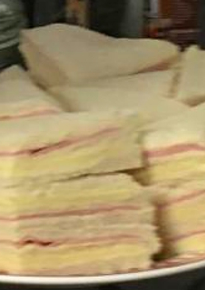 Una foto de Sándwich con pan de miga, jamón y queso