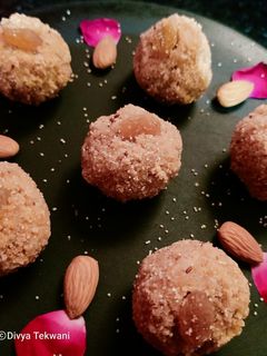 चूरमा लड्डू (Churma Laddu recipe in Hindi) रेसिपी मुख्य फोटो