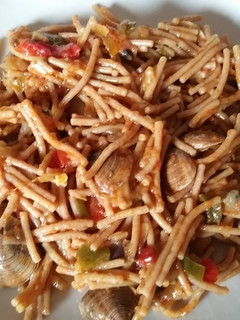 Una foto de Fideos guisados con almejas