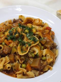 Una foto de Guiso de fideos moñitos