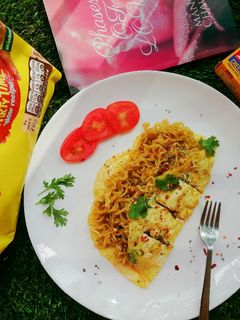 ম্যাগি স্টাফড ওমলেট (Maggi stuffed omelette recipe in Bengali) রেসিপির প্রধান ছবি