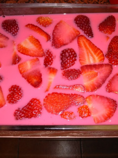 Una foto de Gelatina con yogurt y frutillas