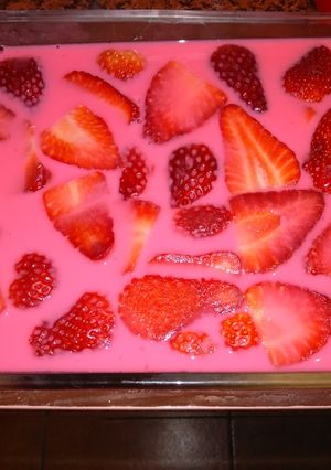 Una foto de Gelatina con yogurt y frutillas