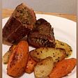 Bife de chorizo relleno con hongos y vegetales glaseados