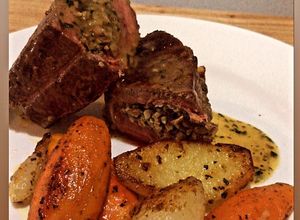 Una foto de Bife de chorizo relleno con hongos y vegetales glaseados