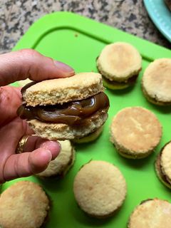 Una foto de Alfajores coco rellenos dulce de leche