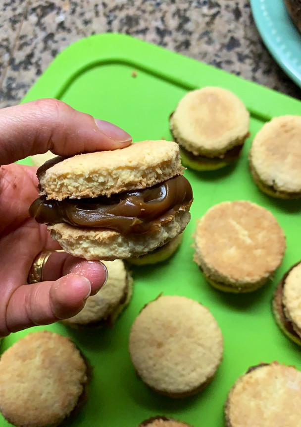 Una foto de Alfajores coco rellenos dulce de leche
