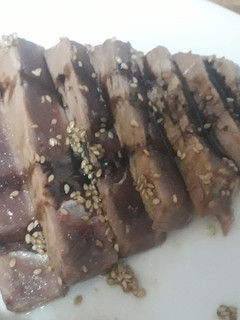 Una foto de Atún marinado con salsa de soja