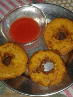 आलू ब्रेड डोनट्स (Aalu bread donuts recipe in hindi) रेसिपी मुख्य फोटो
