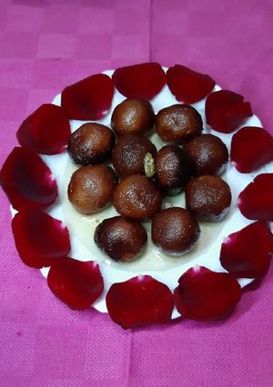 A picture of Gulab Jamun.