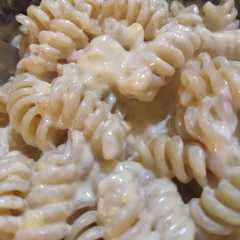 A picture of Pastas con salsa de queso cheddar.