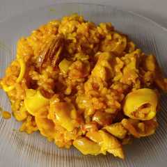 Una foto de Paella de pollo