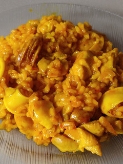Una foto de Paella de pollo