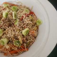 Una foto de Chow Mein de Cerdo