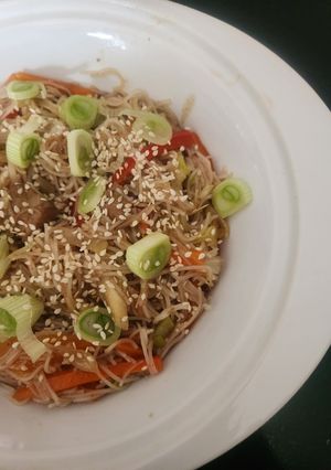 Una foto de Chow Mein de Cerdo