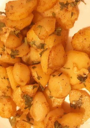 A picture of Roasted garlic potatoes.