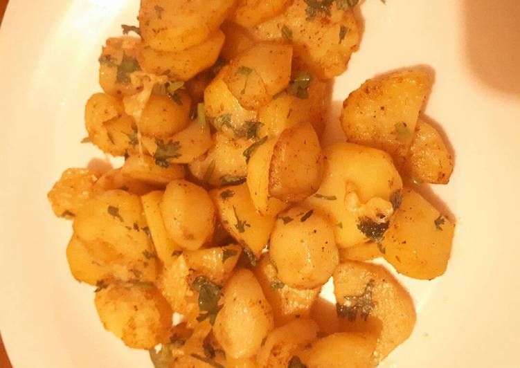 Easiest Way to Prepare Roasted garlic potatoes in 26 Minutes for Mom