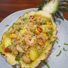 รูปของ 24. Pineapple Fried Rice (Nasi goreng nanas khas Thailand)